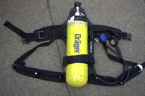 Atemschutzgerät Typ Dräger PA 94 plus - das Standardgerät in Hamburg, mit 6 l Composite(GFK)-Flasche bei 300 bar Druck (= 1800 l Luft).