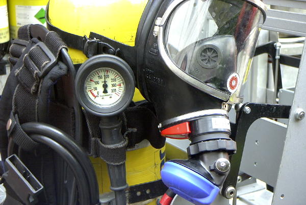 Atemschutzgerät Dräger PA 94 plus, in der Kfz.-Halterung im Geräteraum, mit Maske Dräger Panorama-Nova m. Einheitssteckanschluß (ESA) für Überdrucktechnik