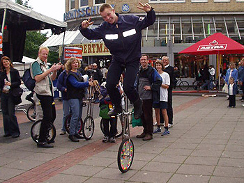 Ein Beispiel für die Vielseitigkeit und Improvisation unserer FF - wir haben sogar einen Einradfahrer...