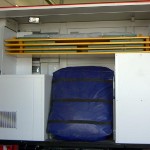 Heckansicht m. abgeklappter Ladebordwand, zu sehen sind die Tische und Bänke sowie das Schnelleinsatzzelt