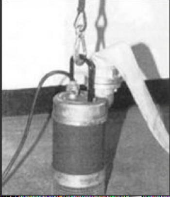 Eine E-Tauchpumpe, fertig angeschlagen und mit C-Schlauch einsatzbereit zum lenzen