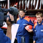 Eine spannende Aufgabe: Nach der Übung durften drei Jugendfeuerwehrleute den Hamburgern das Wetter für Sonntag erzählen.
Foto: Florian Büh