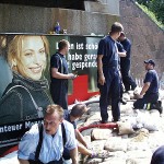 Die Bahnunterführung trennt einen Stadtteil vor'm absaufen; beachte die Höhe und Breite des Sandsackwalls