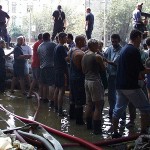 Sickerwasser aus dem Grund muss ständig abgepumpt werden, während die Arbeiten weitergehen