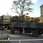 Leere und gefüllte Sandsäcke werden im Bereitstellungsraum vorgehalten.