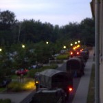 Eine Kolonne aus Radpanzerwagen formiert sich zum Ausrücken.