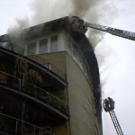 Blick auf das als Staffelgeschoß angelegte brennende Dach