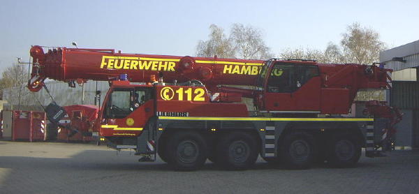 Der neue Hamburger Feuerwehr-Kran Liebherr LTM 1060/2 vor der Umwelt-und Technikwache F 32