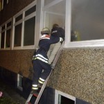 Rettung von Personen über die Leiter aus dem Erdgeschoß.
Foto: Rico Thumser