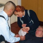 Fachkundiges Anlegen einer keimfreien Abdeckung nach Kühlung der verbrannten Hautoberfläche