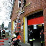 Angriff einer Löschgruppe über tragbare Leitern in ein Obergeschoß unter Vornahme eines C-Rohres