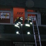 Dieser Angriffstrupp zieht sich sein eingebundenes Material und ein Strahlrohr aufs Vordach um mit der Brandbekämpfung zu beginnen. ©Freiwillige Feuerwehr Lokstedt