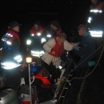 Übergabe einer durch das Kleinboot der FF Pöseldorf geretteten Person