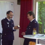 Übergabe des Miniatur-Helms