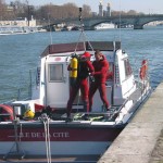 Taucher an Bord des Löschbootes