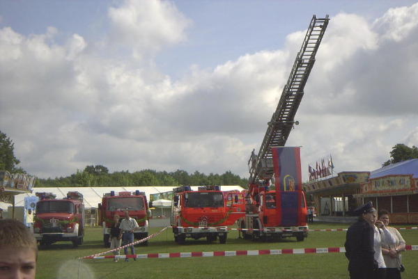 Die Fahrzeuge der FF Duvenstedt und die Drehleiter als Bannerträger auf dem Festplatz