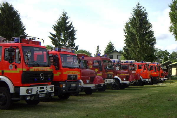 Wehren aus ganz Hamburg waren vertreten, wie die Vielfalt der Fahrzeuge auf der Parkwiese verdeutlicht - nur eine Reihe von mehreren.