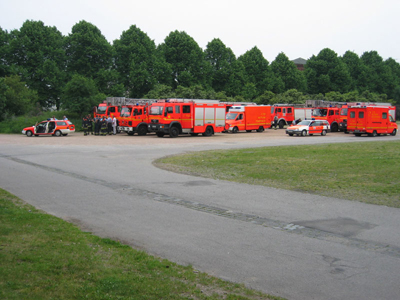 Die Züge 31, 33 und die FF Rönneburg im Bereitstellungsraum<br>© FF Rönneburg