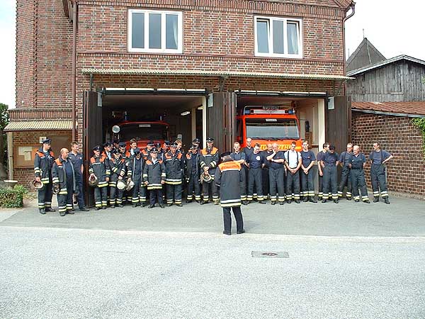 Übungsvorbereitung vor dem Gerätehaus der FF Kirchwerder Nord
