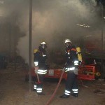 Ein angreifender Trupp unter PA in der verqualmten Maschinenhalle