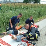 Die geretteten Personen werden an der Verletztensammelstelle versorgt