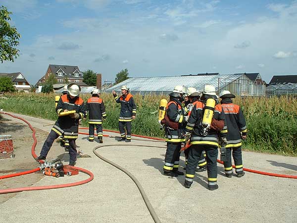 Aufbau der Wasserversorgung und Einweisung der angreifenden Trupps