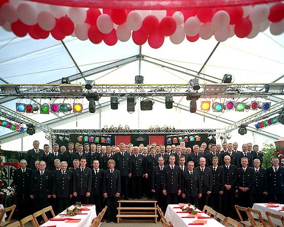 Die Kameraden der Einsatz- und Ehrenabteilung der beiden Jubiläumswehren päsentieren sich auf der Bühne im großen Festzelt.