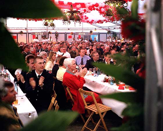 Über 700 geladene Gäste vernehmen die Grußworte der Repräsentanten aus Politik, der Feuerwehr und der Vierländer Vereine auf dem Kommersabend.