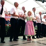 Kameraden der Jubiläumswehren im Duett mit Margot Hellwig. Der Abschluß eines Jubiläums wie es im Bilderbuch steht.