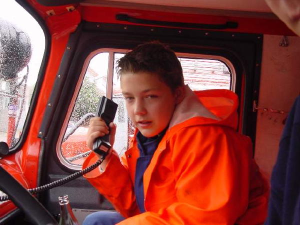 Jugendfeuerwehr-Angehöriger beim Absetzen
einer Rückmeldung