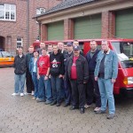 Die Litauen-Gruppe vor einem der beiden MB100<br>© Öffentlichkeitsarbeit JF Hamburg