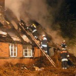 auf der Nordseite des Gebäudes wird das Reet vom Dach geholt
