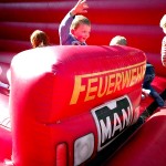 Die Feuerwehr-Hüpfburg kam besonders bei den kleinen Besuchern gut an