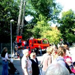 Die Drehleiter der Berufsfeuerwehr-Kollegen war richtig umlagert