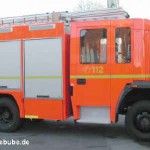 Neues HLF 16 der BF Hamburg, MAN/Magirus, beachte die geänderte Mannschaftsraumkabine und den zur FF-Ausführung unterschiedlichen Geräteraumaufbau mit 3 GR je Seite u. hinten aussenliegendem Lichtmast