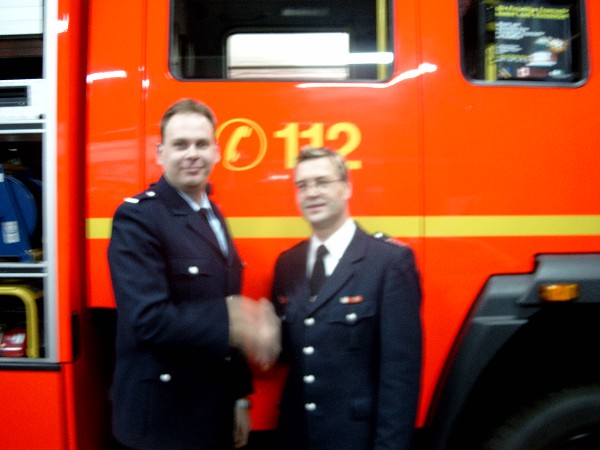 Der wiedergewählte Wehrführer-Vertreter Jörg Eckloff (links) mit dem Bereichsführer Eimsbüttel Jörg Schultze-Scheer vor dem neuen LF 16-12 der Freiwilligen Feuerwehr Eimsbüttel