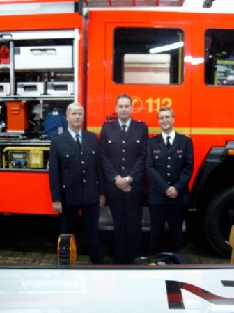links im Bild Wehrführer Gerhard Mögling, in der Mitte der Wehrführervertreter Jörg Eckloff und rechts Bereichsführer Jörg Schultze-Scheer