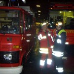 Leitender Notarzt (LNA) und Gesamteinsatzleiter A-Dienst besprechen sich vor der Befehlsstelle