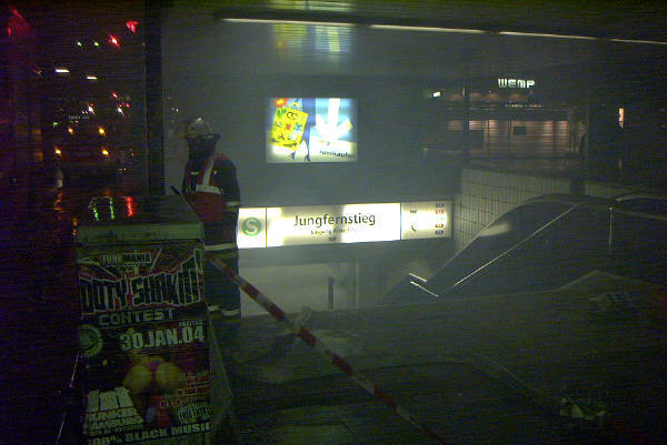 Material und Posten am U-Bhf.-Eingang