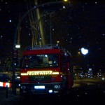 Reichlich Schneeflocken machen die nächtliche Arbeit etwas unangenehm.