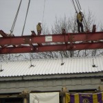 Befestigen mit den am Gebäude angebrachten Stahlarmierungen