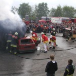 Die eingeklemmte Person wird medizinisch versorgt,<br> das Feuer wird gelöscht.<br> © Merlin Wolf