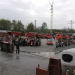 Übungsanfang: Der Smart fungiert als Kleinlöschfahrzeug (KLF), mit dem Kleinöschfahrzeug kommt der Zugführer an die Einsatzstelle.<br>Im Hintergrund das Technische Hilfswerk am Kran.<br> © M. Wolf