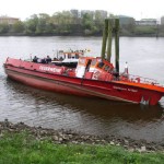 LB 31 hängt mit schwerer Schlagseite bei Niedrigwasser auf der Spundwand.
(c) FF Warwisch - besuchen Sie die Website der FF Warwisch > www.ff-warwisch.de