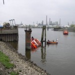 LAB 11 nähert sich zur Unterstützung, ein Kleinboot Typ 2 ist ebenfalls vor Ort.
(c) FF Warwisch - besuchen Sie die Website der FF Warwisch > www.ff-warwisch.de