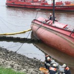 Trotz massiven Pumpeneinsatzes konnte das LB 31 nicht gehalten werden. Die Besatzung konnte sich unverletzt retten.
(c) FF Warwisch - besuchen Sie die Website der FF Warwisch > www.ff-warwisch.de