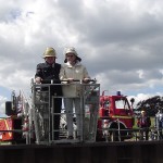 Mit dem Leiterkorb werden die beiden Eheleute von Bord geholt.