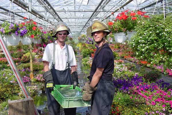 Verbringen der Glasreste aus dem Gewächshaus kann schweißtreibend sein! Foto: FF-Langenhorn