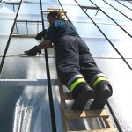 Scheibenreste werden vorsichtig entfernt - Foto: FF Öjendorf