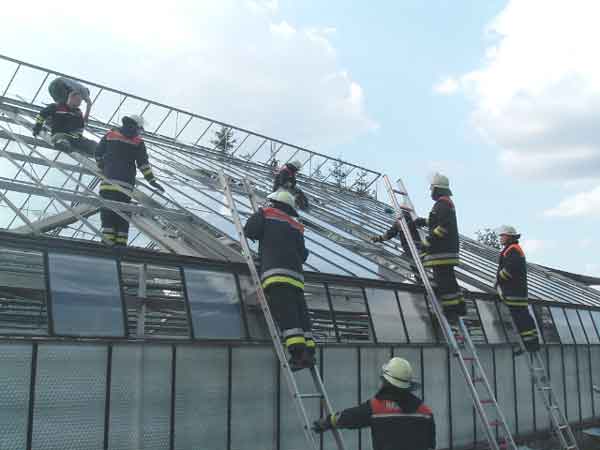 Massiver Personaleinsatz - Hier noch in voller Schutzausrüstung - Später aufgrund der enormen Hitze mit lageangepasster Schutzkleidung
Foto: Stephan Wörmcke - FF-Fuhlsbüttel